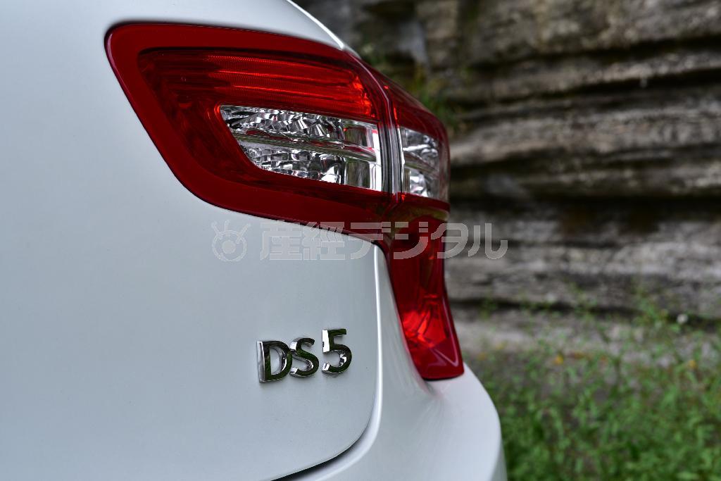 リアコンビランプの下側は、えぐられた複雑な造形。ＤＳ５