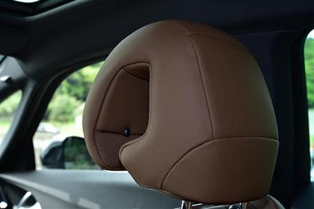握り拳のような独特の形状のヘッドレスト。先端が開いて位置調節可能。ＤＳ５
