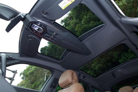 航空機のコクピットをモチーフにしたという意匠は天井にも及ぶ。あえて前席のガラスルーフをルーフコンソールで左右に分断、キャノピー（航空機の風防）を模している。ＤＳ５