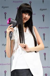 ダイソンのヘアードライヤー新製品のＰＲに起用された歌手で女優のシシド・カフカさん＝５月９日、都内（同社提供）