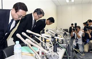記者会見で謝罪し、頭を下げる富士フイルムの助野健児社長(左から2人目)ら=12日午後、東京都中央区 記者会見で謝罪し、頭を下げる富士フイルムの助野健児社長(左から2人目)ら=12日午後、東京都中央区