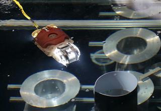 東京電力福島第1原発3号機の原子炉格納容器を模したプールの中を移動するロボット=15日午後、神奈川県横須賀市 東京電力福島第1原発3号機の原子炉格納容器を模したプールの中を移動するロボット=15日午後、神奈川県横須賀市