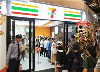 ホーチミンにオープンしたセブン－イレブンのベトナム１号店＝１５日（ＮＮＡ＝共同）
