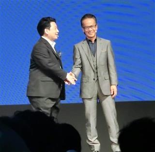 コネクテッドカーでの協業を発表したLINEの舛田淳取締役とトヨタ自動車の友山茂樹専務役員(右)=15日、東京都渋谷区 コネクテッドカーでの協業を発表したLINEの舛田淳取締役とトヨタ自動車の友山茂樹専務役員(右)=15日、東京都渋谷区
