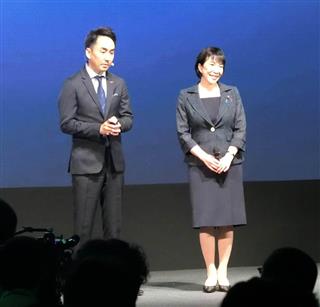 マイナンバーとLINEの連携を発表した高市早苗総務相(右)とLINEの出沢剛社長=15日、東京都渋谷区 マイナンバーとLINEの連携を発表した高市早苗総務相(右)とLINEの出沢剛社長=15日、東京都渋谷区