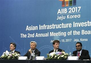 記者会見したアジアインフラ投資銀行（ＡＩＩＢ）の金立群総裁（左から２人目）＝１７日、韓国・済州島（河崎真澄撮影）