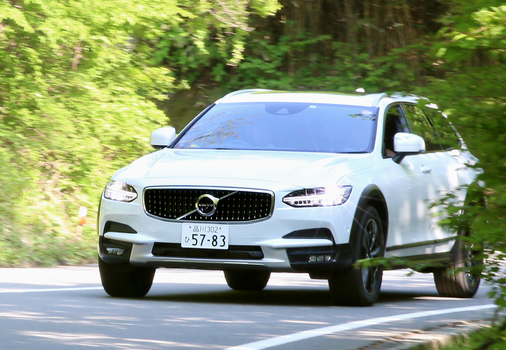 山中湖村を優雅に走る、ボルボ「Ｖ９０クロスカントリー」