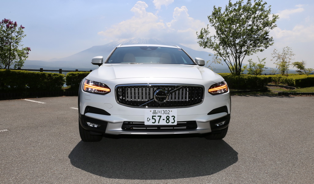 ＬＥＤのハザードランプが浮かび上がる