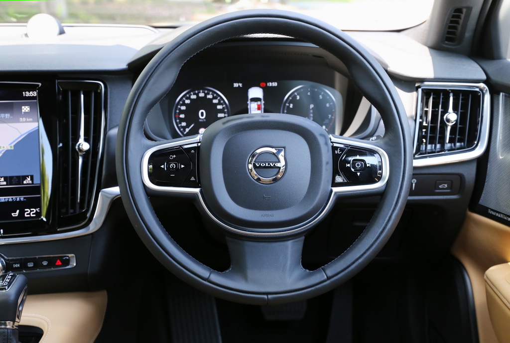 ステアリングホイールは非常に握りやすい