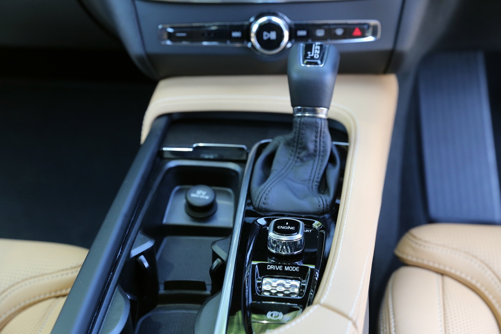 高級感のある大きなセンターコンソール。エンジンボタンや走行モードを選択するダイヤルには、ディンプル加工（ゴルフボールのようなドットをへこませた加工）を施している