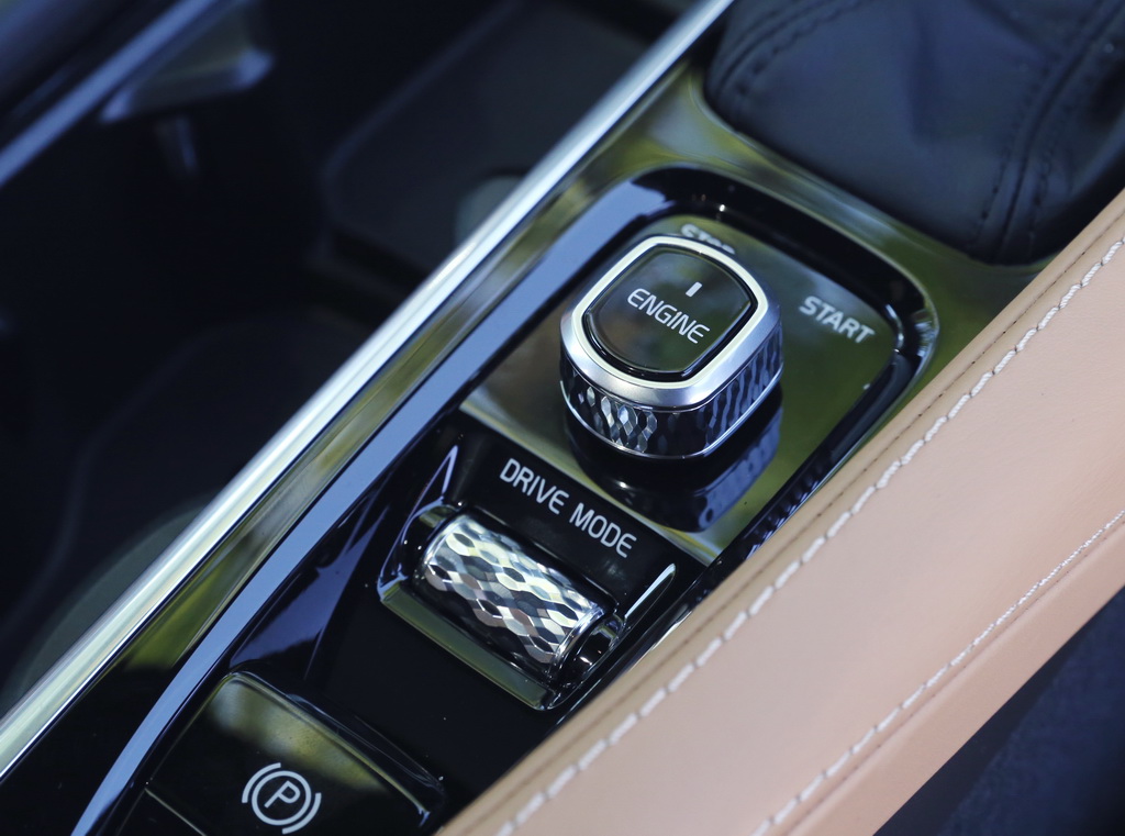 ディンプル加工を施し高級感を持たせたスイッチ類をセンターコンソールに配置