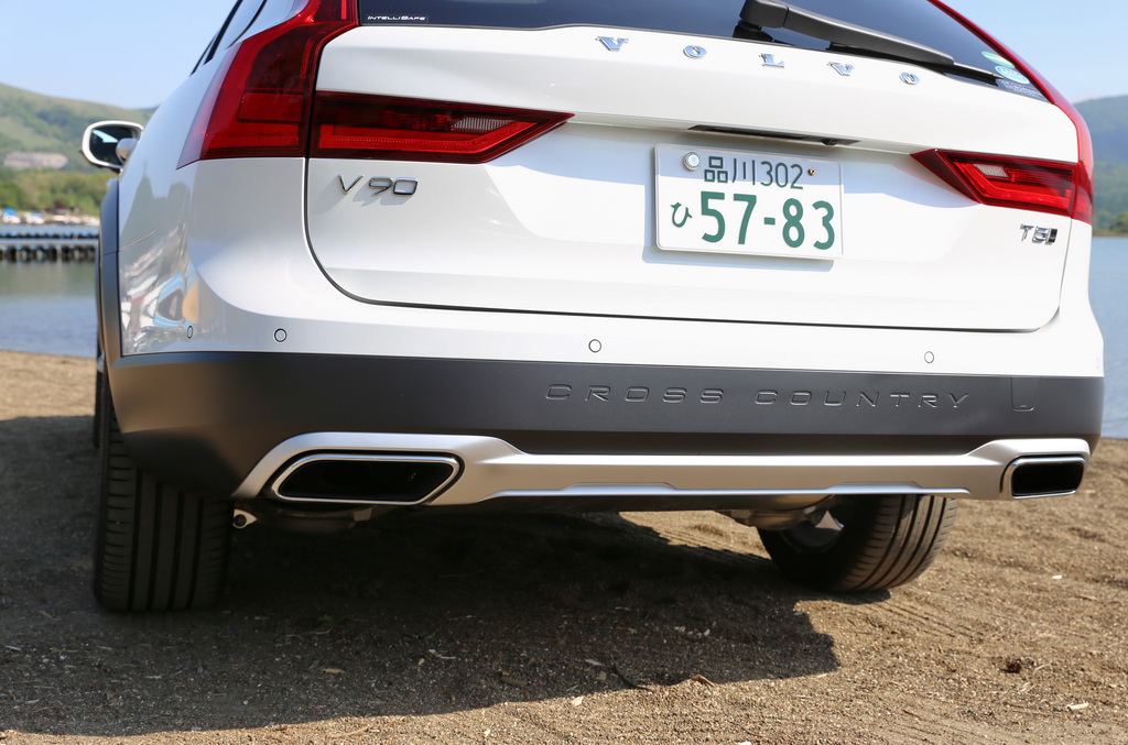 リヤバンパーに「ＣｒｏｓｓＣｏｕｎｔｒｙ」のロゴが入る