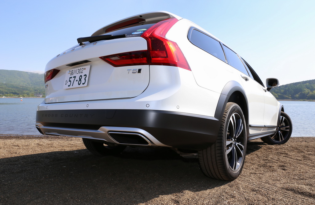 バンパーやフェンダー周りはオフロード専用パーツで固めている