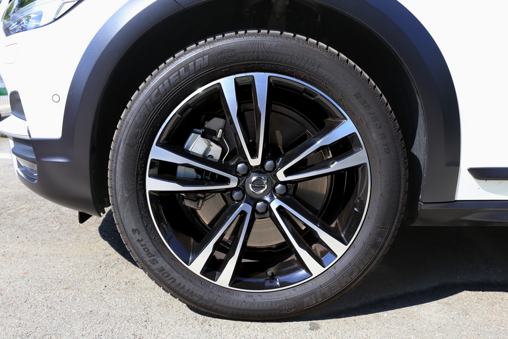 １９インチのダイヤモンドカットホイール。Ｔ５ＡＷＤＳｕｍｍｕｍに標準装備