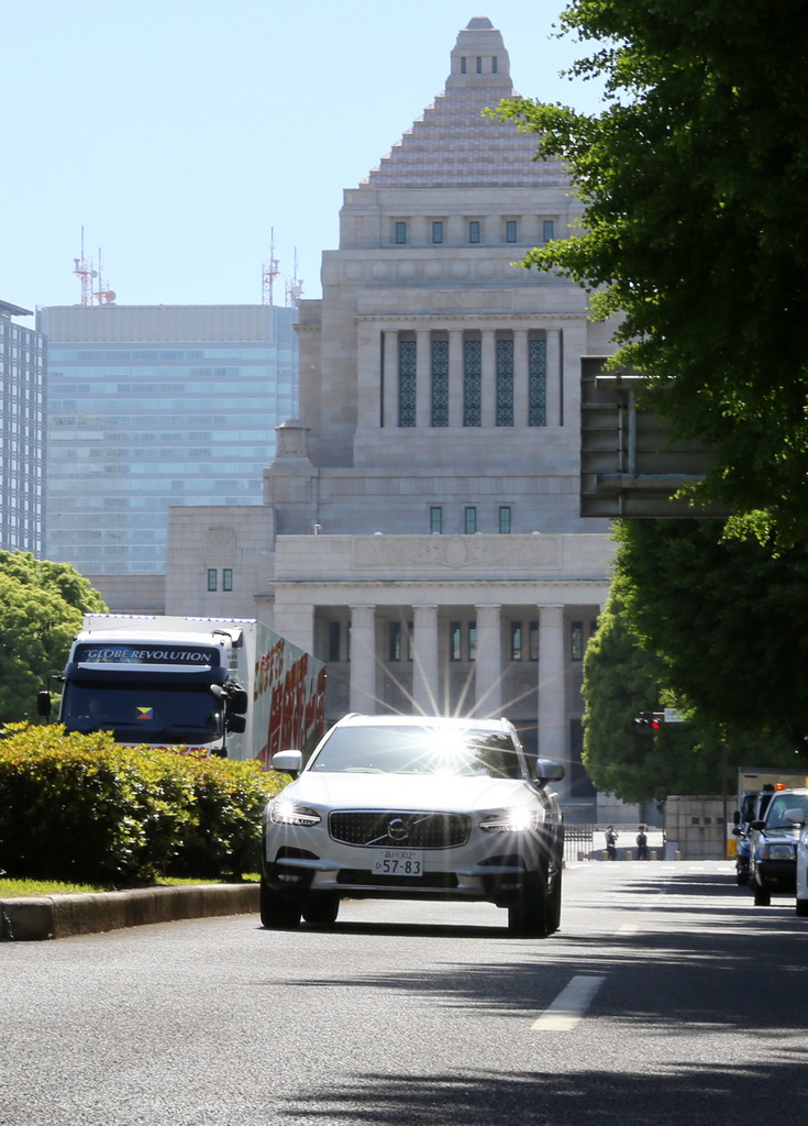 国会議事堂前を走るボルボの「Ｖ９０クロスカントリー」。ちなみに後ろの大型トラックもボルボ