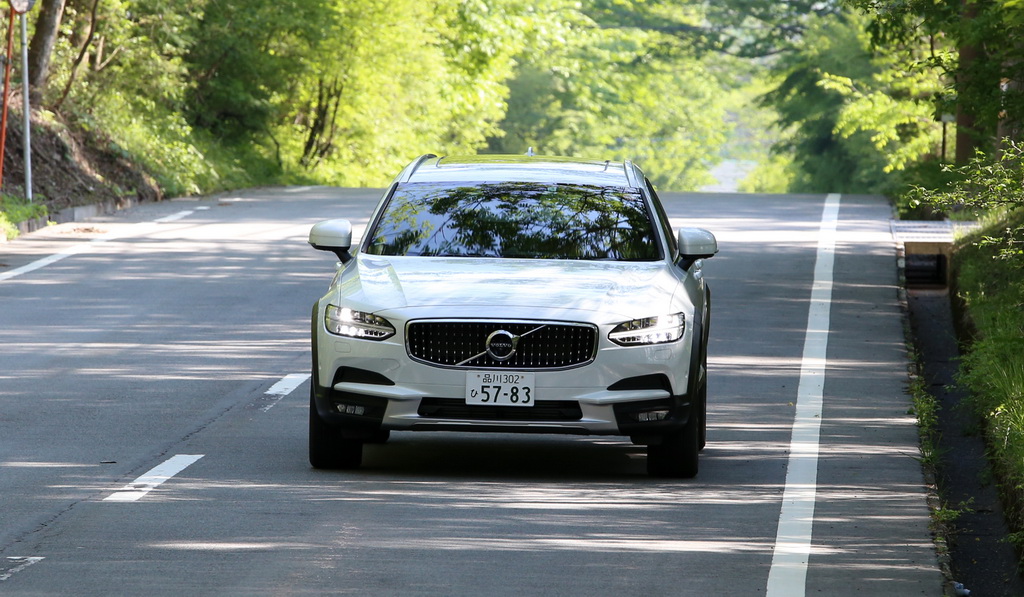 山中湖村を走るボルボの「Ｖ９０クロスカントリー」