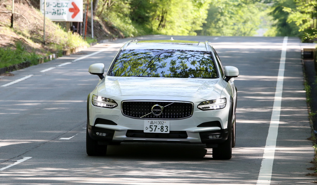 山中湖村を走るボルボの「Ｖ９０クロスカントリー」