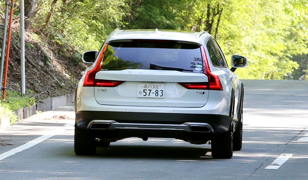 山中湖村を走るボルボの「Ｖ９０クロスカントリー」