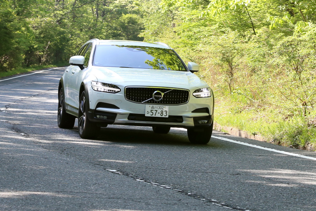 パノラマ台の近くを走るボルボの「Ｖ９０クロスカントリー」。ＬＥＤランプが全体の印象を引き締める