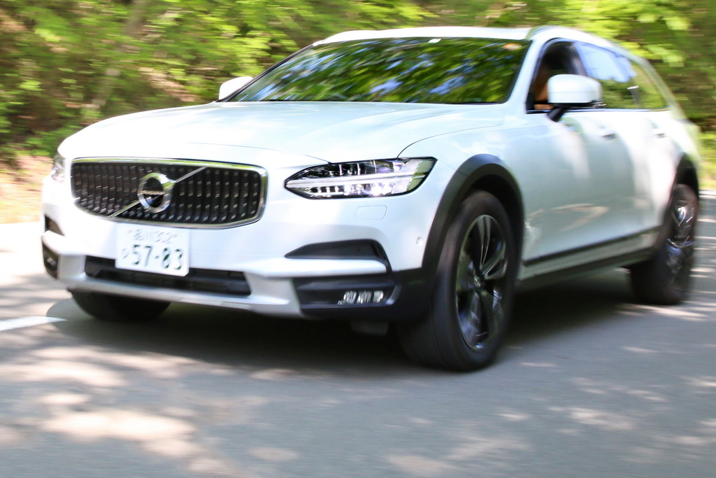 山中湖村を駆けるボルボの「Ｖ９０クロスカントリー」