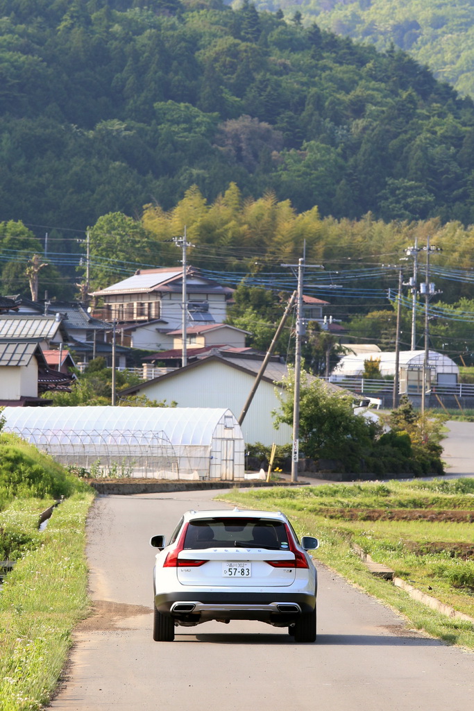 静岡県小山町を走るボルボの「Ｖ９０クロスカントリー」