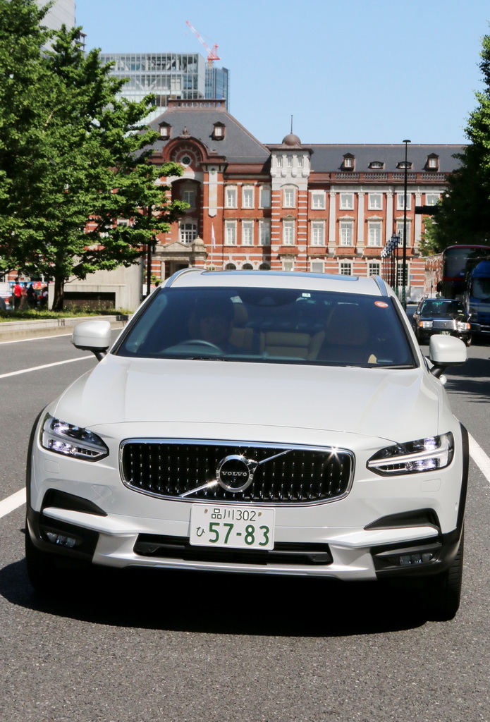 スタイリッシュなクロカンは、都会でも違和感なし。後ろは東京駅