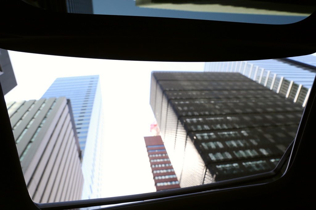 パノラマ・ガラス・サンルーフを開けて東京・大手町のビル群を見上げる（瀧さん、お隣の新聞社さんが写っていますよ…）