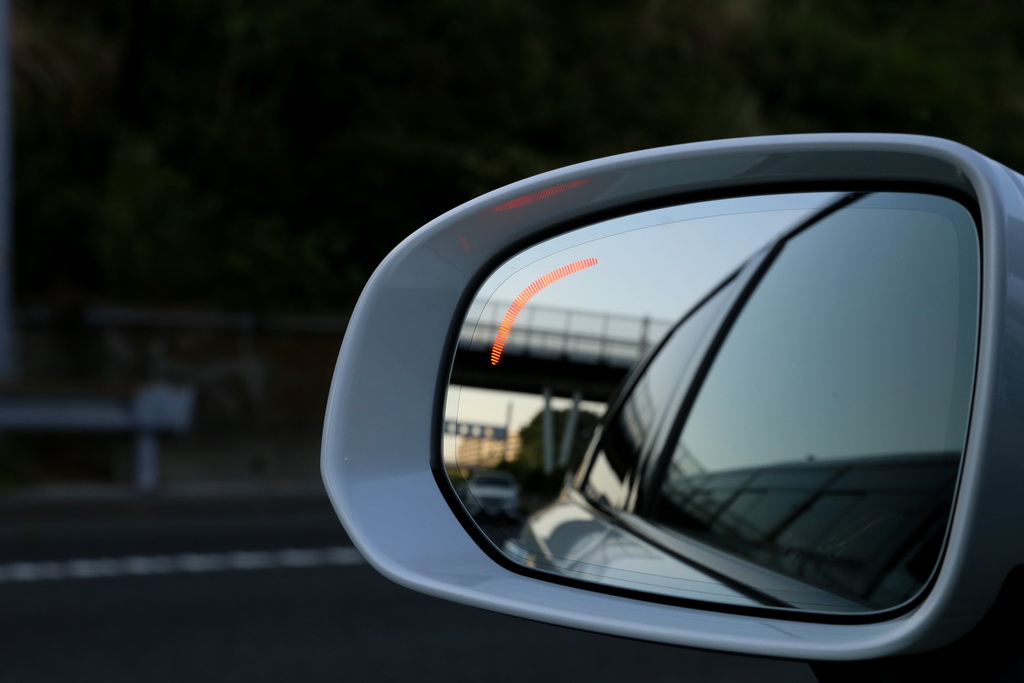 ミラー外周の一部を縁取るように点灯する「ブラインドスポット・インフォメーション・システム（ＢＬＩＳ）」。これならＢＬＩＳが作動していると分かりやすい