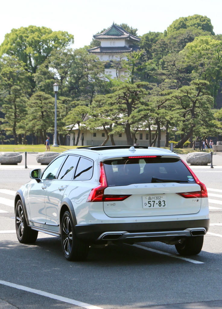 皇居周辺でボルボ「Ｖ９０クロスカントリー」