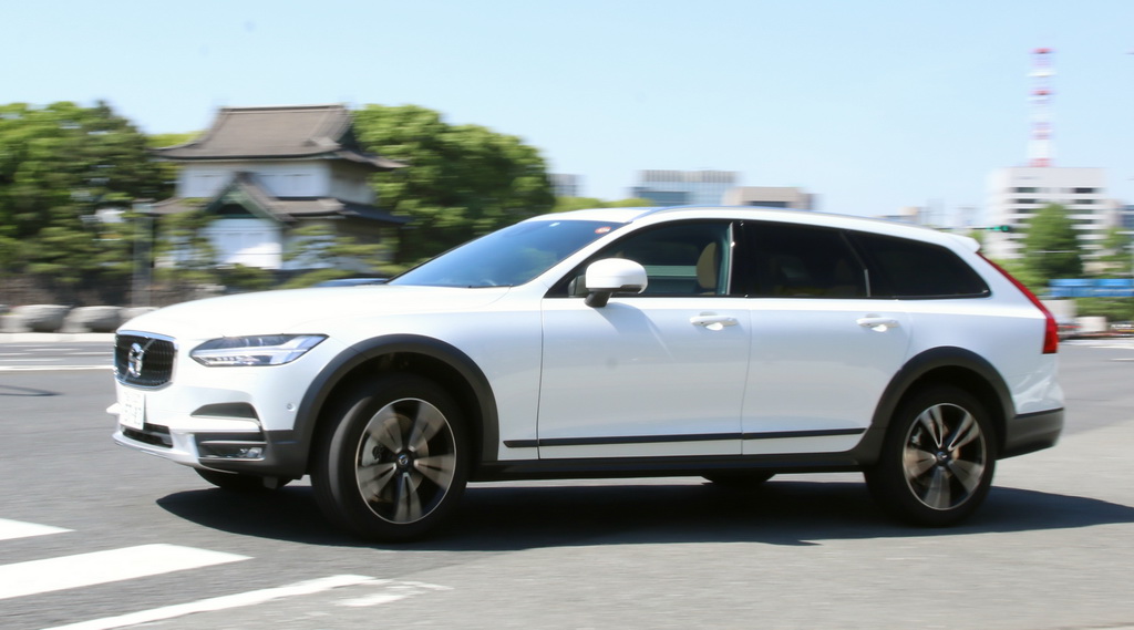 サンケイビルに近い皇居周辺を駆けるボルボ「Ｖ９０クロスカントリー」