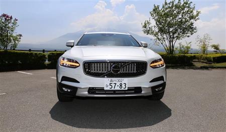 ＬＥＤのハザードランプが浮かび上がる