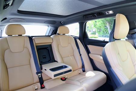 広々としたリヤの空間。大きなガラスルーフを持つ車内は開放感があって明るい