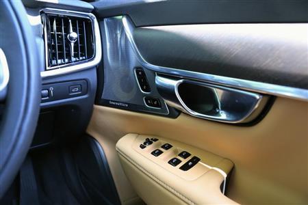 ブラックウォールナットウッドやレザーを使用したドアの装飾。金属製の美しいドアハンドルやＢｏｗｅｒｓ＆Ｗｉｌｋｉｎｓのスピーカーが高級感をさらに引き上げる