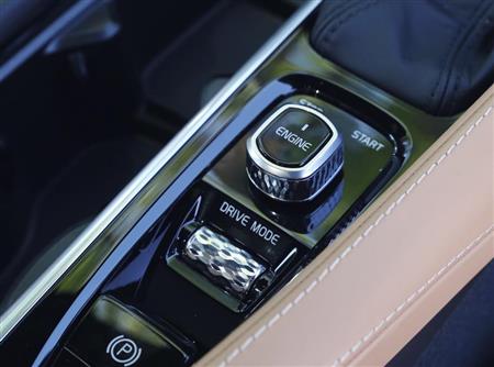 ディンプル加工を施し高級感を持たせたスイッチ類をセンターコンソールに配置