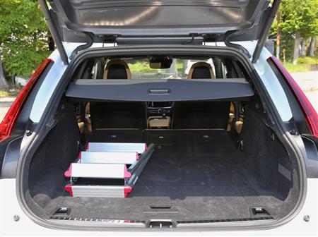 横から見るとわかりやすいが、開口部を斜めに切り取っている分、キャパシティーをやや犠牲にしている。とはいえ、床面積は大きく、奥行きもある