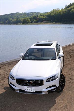 ガラスルーフを開けた「Ｖ９０クロスカントリー」