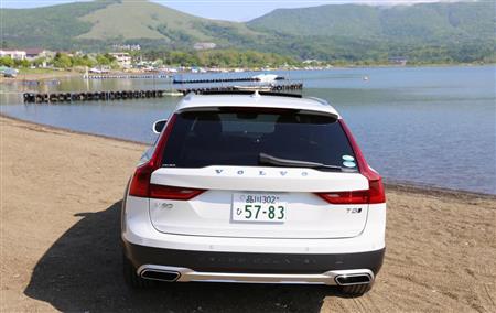 「Ｖ９０クロスカントリー」をリヤから眺める。そして、桟橋を見るとルアーを投げ入れたくなる…