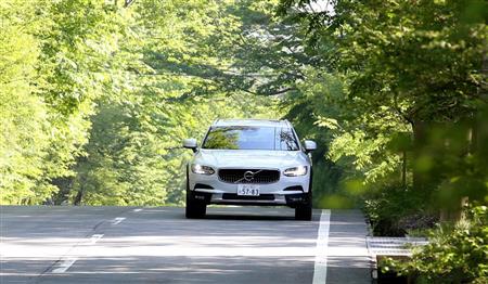 山中湖村を走るボルボの「Ｖ９０クロスカントリー」