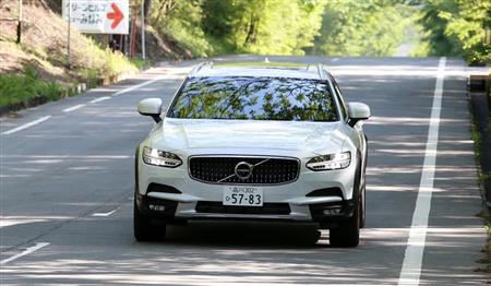 山中湖村を走るボルボの「Ｖ９０クロスカントリー」