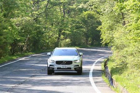 パノラマ台の近くを走るボルボの「Ｖ９０クロスカントリー」