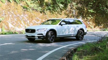 山中湖村を走るボルボの「Ｖ９０クロスカントリー」