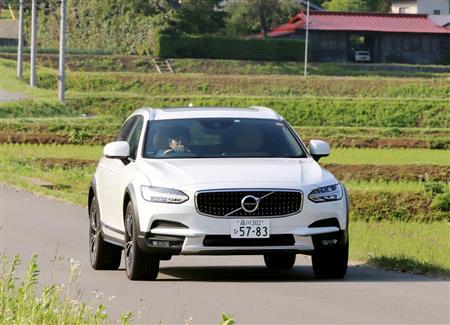 田園風景とボルボ「Ｖ９０クロスカントリー」