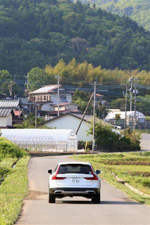 静岡県小山町を走るボルボの「Ｖ９０クロスカントリー」