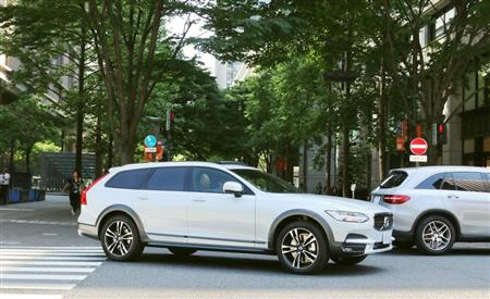 Ｖ９０も隣のメルセデスＳＵＶも、東京・丸の内という大都会にいても違和感は全くない