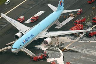 羽田空港のC滑走路で左翼エンジンから出火するトラブルがあった大韓航空機=昨年5月27日午後(本社チャーターヘリから、大山実撮影) 羽田空港のC滑走路で左翼エンジンから出火するトラブルがあった大韓航空機=昨年5月27日午後(本社チャーターヘリから、大山実撮影)