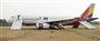 着陸に失敗し、大きく機体が損傷したアシアナ航空機＝平成２７年４月、広島空港（運輸安全委員会提供）