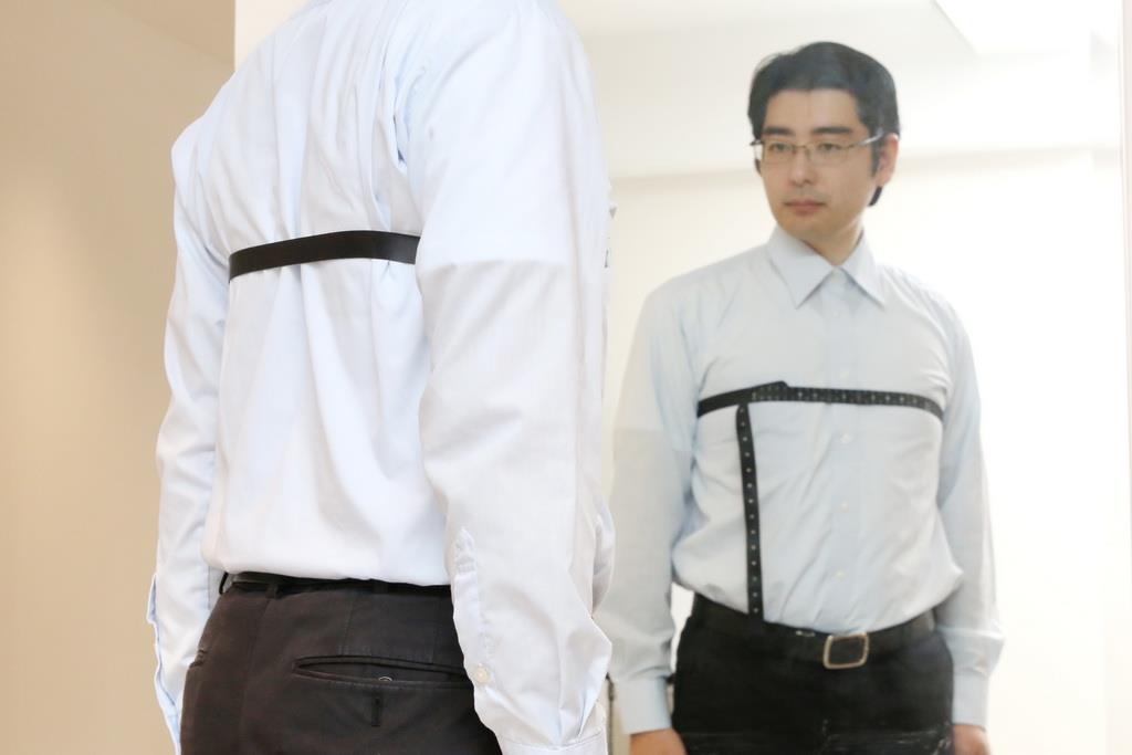 自分で胸回りを測るときはメジャーを脇の付け根にフィットさせる。身体の横の幅を測るときはメジャーを床に対して平行にし、ずれ落ちないソフトな加減で巻くのがポイントだ。