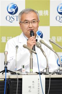 記者会見する量子科学技術研究開発機構の明石真言執行役＝１９日午後、千葉市稲毛区