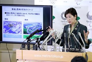 築地市場の豊洲移転問題で会見する小池百合子都知事=20日午後、都庁(桐原正道撮影) 築地市場の豊洲移転問題で会見する小池百合子都知事=20日午後、都庁(桐原正道撮影)