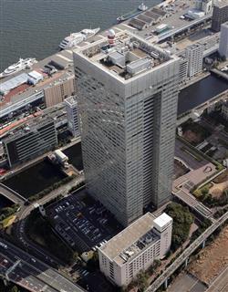 苦境が続く東芝の本社ビル＝東京都港区（本社チャーターヘリから）